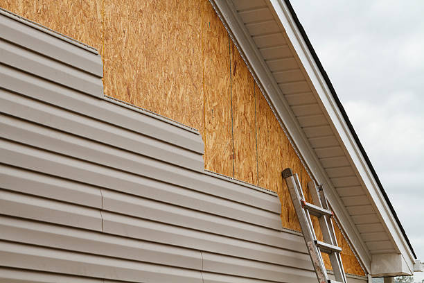Professional Siding Installation technician working in Stantonsburg, NC